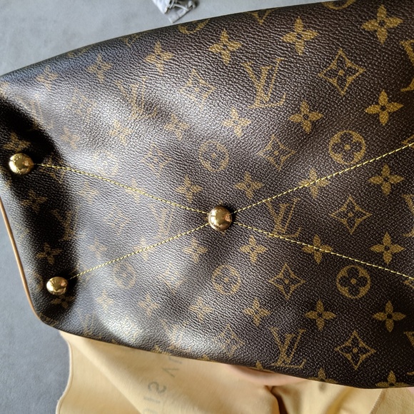 Authentic Louis Vuitton Tivoli GM - Picture 2 of 7